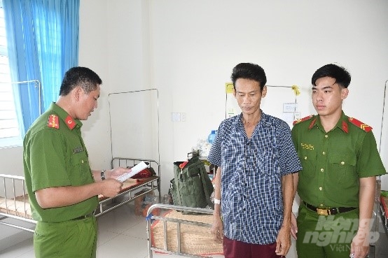 Cơ quan Công an thi hành các quyết định đối với Nguyễn Minh Phong. Ảnh: H G.