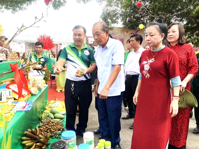 Nguyên Phó Thủ tướng Chính phủ Trương Hoà Bình cùng lãnh đạo tỉnh Bình Phước thăm và động viên S'Tiêng Farm. Ảnh: Trần Trung.