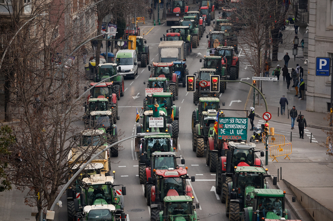 Nông dân lái máy kéo vào thành phố Girona, Tây Ban Nha, hôm 6/2. Ảnh: Reuters.