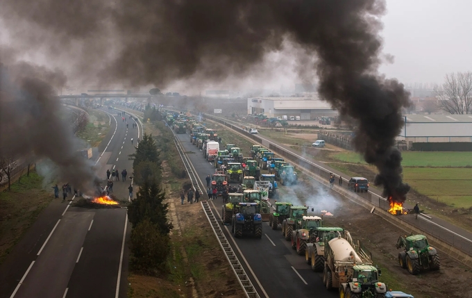 Nông dân dựng rào chắn chặn đường cao tốc trong cuộc biểu tình gần Mollerussa, đông bắc Tây Ban Nha, hôm 6/2. Ảnh: AP.