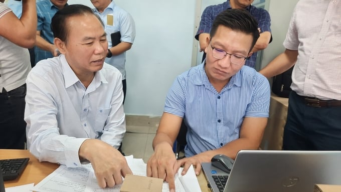 Thứ trưởng Bộ NN-PTNT Phùng Đức Tiến kiểm tra hoạt động ghi chép nhật ký tàu cá tại cảng Cái Rồng (huyện Vân Đồn). Ảnh: Nguyễn Thành.