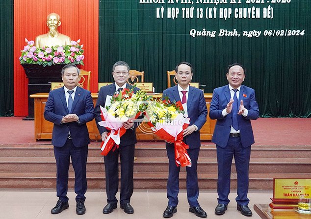 Ông Phan Phong Phú (người ôm hoa bên trái) , được bầu giữ chức Phó Chủ tịch UBND tỉnh Quảng Bình nhiệm kỳ 2021 - 2026. Ảnh: Báo Quảng Bình.