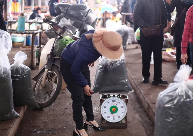 Nhiều tiểu thương ở các tỉnh thành lân cận như Tuyên Quang, Hà Nội, Yên Bái, Phụ Thọ cũng thường xuyên qua chợ Phúc Xuân mua chè.