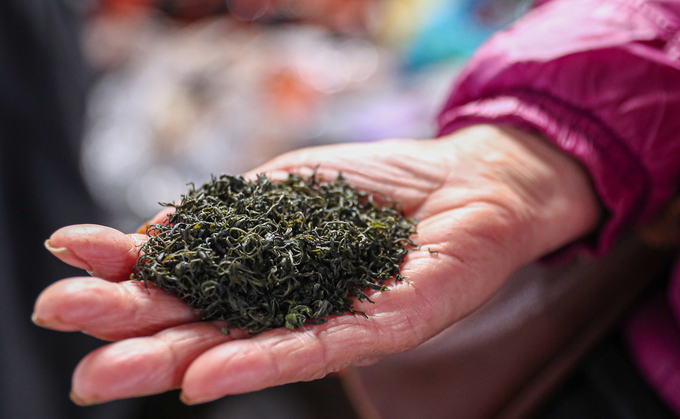Các loại trà ở chợ Phúc Xuân giao động từ 200 ngàn đến hàng triệu đồng mỗi cân.