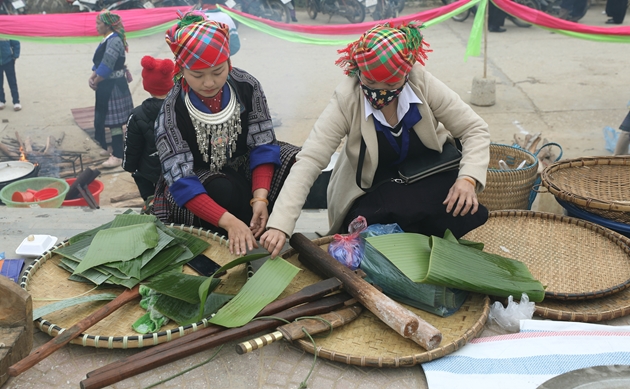 Mỗi dịp Tết đến bà con lại tất bật dọn dẹp nhà cửa, chuẩn bị thực phẩm để làm bánh dày và các mâm lễ cúng.