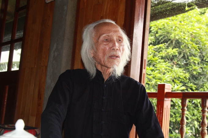 Nghệ nhân ưu tú Lò Văn Biến đã dành cả cuộc đời đề sưu tầm, học hỏi và truyền dạy văn hóa Thái. Ảnh: Thanh Tiến.