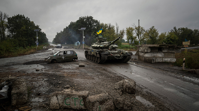 Lực lượng thiết giáp Ukraine hành quân hồi tháng 9/2022. Ảnh: NYT.