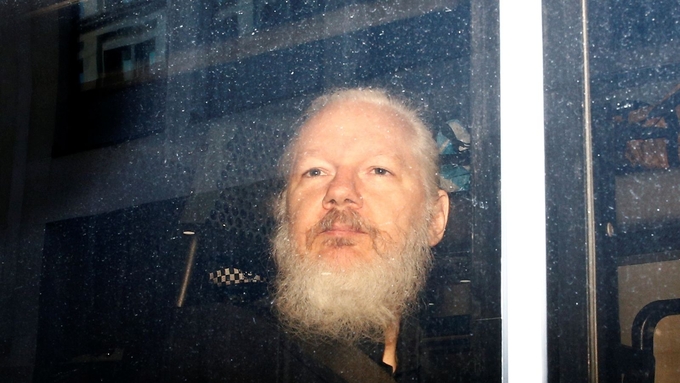 Julian Assange, nhà sáng lập Wikileaks, trên đường đến tòa Sơ thẩm Westminster tại London, Anh hồi tháng 4/2019. Ảnh: Sky News.