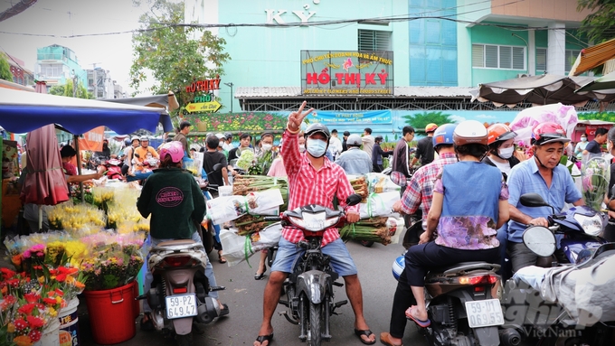 Sáng ngày 9/2 (30 tháng Chạp), tại chợ hoa Hồ Thị Kỷ, đông nghịt người đến mua sắm hoa về chưng Tết. Ảnh: Trần Phi.