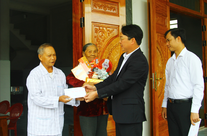 Lãnh đạo huyện Quảng Ninh tặng quà, chúc Tết bà con trong khu tái định cư. Ảnh: T. Chuyên.