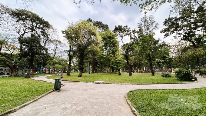 Công viên Lê Văn Tám chỉ lác đác vài người dân đi bộ vào sáng 30 Tết. Ảnh: Trần Phi.