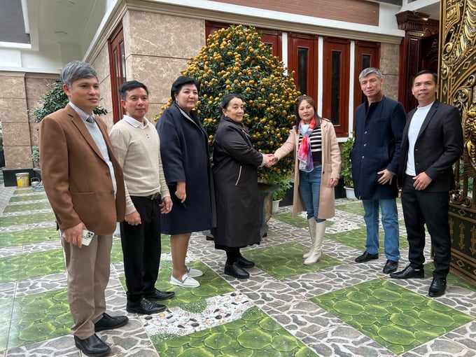 An Uzbekistan governmental and business delegation visited the residence of Mr. Nguyen Van Hai in Nha Xa, Duy Tien, Ha Nam. During their visit, the delegation suggested Mr. Hai to explore the idea of establishing a factory in Uzbekistan. Mr. Hai is a prominent entrepreneur within the Nha Xa silk weaving village. Notably, the village has recently focused on silk products to cater to the tourism sector, including Ao Dai, scarves, neckties, strawberry silk scarves, embroidered silk bedspreads and pillows with floral patterns, embroidered silk bedspreads and pillows with glossy motifs, silk bags, wallets, and backpacks. The village's wide range of products aims to meet the diverse needs of customers.