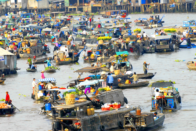 Chợ nổi Cái Răng nhộn nhịp với hàng trăm ghe và thuyền chở hàng, tạo thành một bức tranh sôi động trên dòng sông Cần Thơ. Ảnh: Lê Hoàng Vũ.
