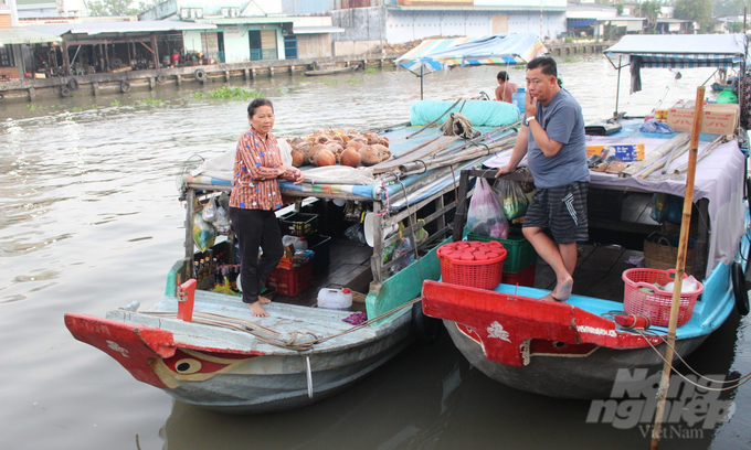 Những người dân sống và gắn bó lâu năm trên chợ nổi cho biết, khoảng 3 năm trở lại đây, đường bộ phát triển, hoạt động mua bán trên chợ nổi cũng bớt ầm uất. Thay vào đó, bà con đậu ghe dọc các bến để lên bờ mua bán, qua đó cũng tạo được không gian trên bến dưới thuyền đặc sắc.