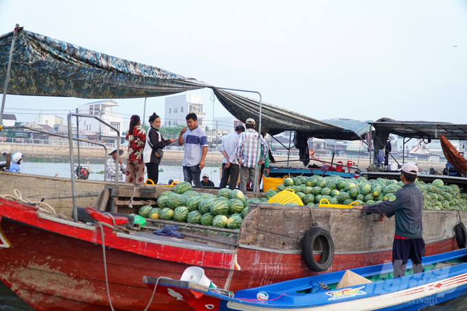 Những du khách Tây cười vui và thư giãn trên thuyền trên dòng sông Hậu, hòa mình vào không gian Tết ấm áp và sôi động của chợ nổi Cái Răng.