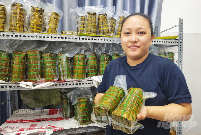Chị Lê Đường Tuyết Vân là thế hệ thứ 3 trong gia đình có truyền thống hơn 100 năm gắn bó với nghề gói bánh tét, tạo nên thương hiệu 'bánh tét lá cẩm Huỳnh Thị Trọng' nổi tiếng đất Tây Đô. Ảnh: Kim Anh.