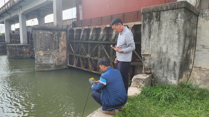 Độ mặn được kiểm tra liên tục tại cống Trung Trang, hệ thống thủy lợi Đa Độ những ngày giáp Tết Nguyên đán 2024. Ảnh: Đinh Mười.