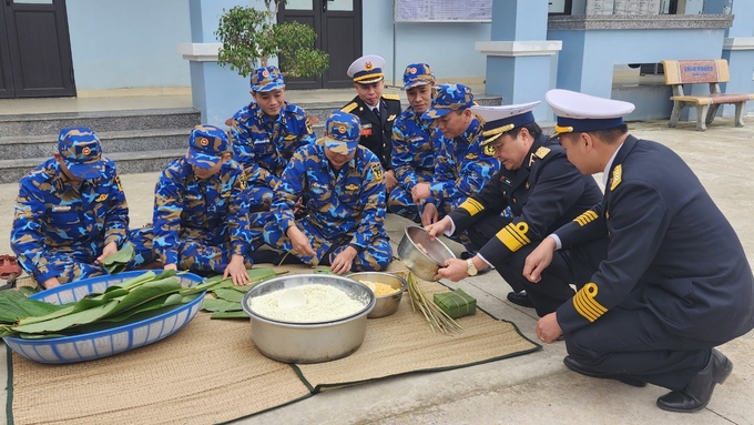 Chuẩn đô đốc Vũ Văn Nam, Tư lệnh vùng 1 Hải quân đến tặng quà và tham gia gói bánh chưng cùng cán bộ, chiến sỹ Trạm radar 485.