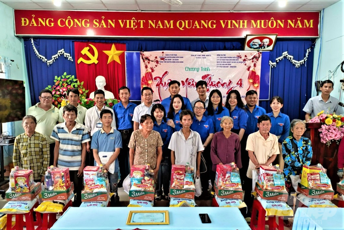 Công đoàn thành viên và Chi đoàn Đoàn Thanh niên Cộng sản Hồ Chí Minh Trung tâm Khuyến nông Kiên Giang phối hợp tổ chức chương trình 'Xuân yêu thương', trao tặng 110 phần quà tết cho hộ nghèo và cận nghèo. Ảnh: Trung Chánh.