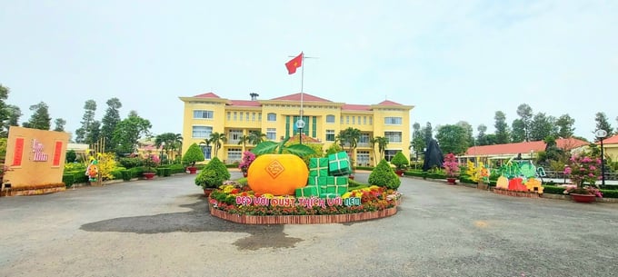 Ngay lối vào cổng chính UBND huyện Lai Vung là hình ảnh đặc trưng trái quýt hồng và những chiếc nem đặc sản Lai Vung. Thời gian mở cửa từ 7 giờ 30 đến 20 giờ hằng ngày, bắt đầu từ 29 Tết đến mùng 3 Tết Nguyên đán Giáp Thìn. Ảnh: Lê Hoàng Vũ.