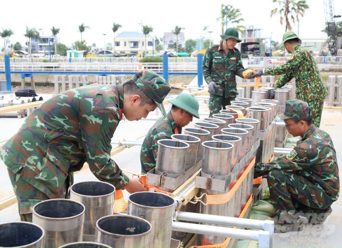 Các chiến sĩ Bộ Chỉ huy quân sự TP. Cần Thơ tham gia thực hiện lắp giáp giàn bắn pháo hoa tầm cao. Ảnh: Lê Hoàng Vũ.