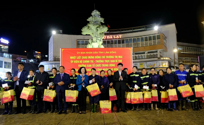 Thường trực Ban Bí thư Trương Thị Mai tặng 100 suất quà cho các công nhân viên, người lao động của Công ty Cổ phần Dịch vụ đô thị Đà Lạt. Ảnh: TTXVN.