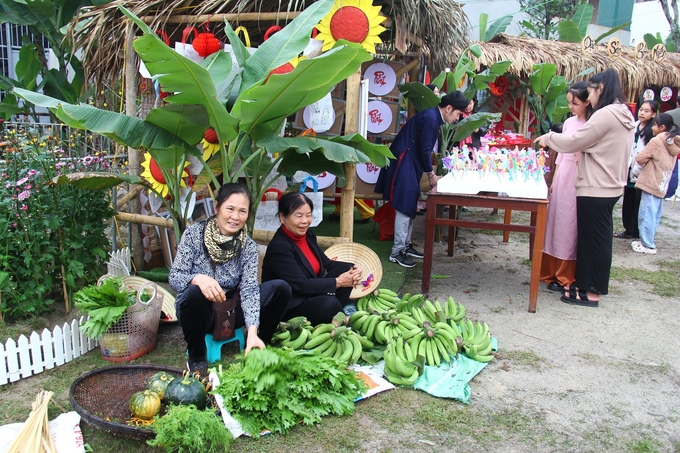 Thực phẩm do người dân địa phương tự sản xuất được mang ra bày bán tại chợ.