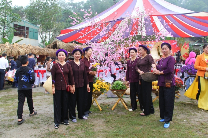 Ngay trong ngày đầu khai trương chương trình đã thu hút đông đảo bà con và du khách đến tham quan các gian hàng, không gian phiên chợ tết xưa của người Việt, hòa mình vào không khí vui vẻ, rộn ràng, rực rõ sắc màu mua sắm Tết.