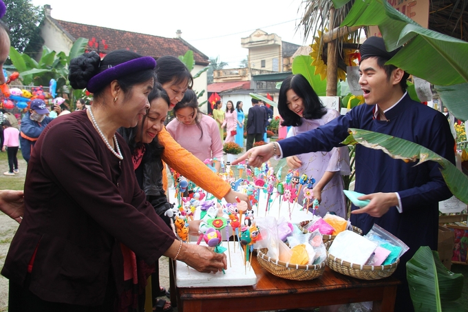 Nét đẹp văn hóa dân gian qua những chiếc tò he rực rỡ màu sắc.