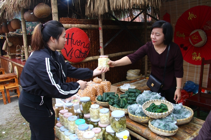 Các sản phẩm mang đặc trưng vùng quê nông thôn (cà, dưa, hành muối, nem chua) được bày bán tại phiên chợ.