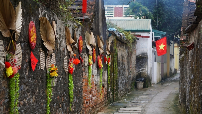 Ngõ phố tại làng cổ Đông Sơn được trang trí đẹp mắt để đón Tết.