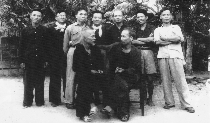 Giữa tháng 8/1945, GS Tạ Quang Bửu (hàng đứng, thứ hai từ phải sang) cùng Luật sư Phan Anh ra Hà Nội tham gia chính quyền cách mạng non trẻ.