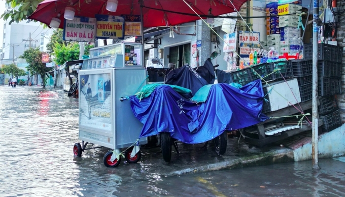 Triều cường làm ngập cục bộ nhiều tuyến đường chính ở TP.HCM, gây nhiều khó khăn trong cuộc sống. Ảnh: HT. 