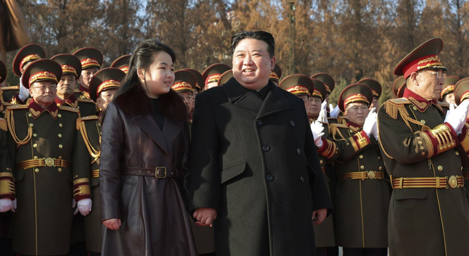 Nhà lãnh đạo Triêu Tiên Kim Jong-un và con gái tham dự sự kiện kỷ niệm 76 năm thành lập quân đội hôm 8/2. Ảnh: KCNA.