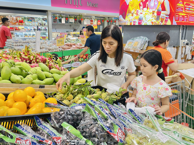 Khách hàng mua trái cây ngày đầu năm tại hệ thống siêu thị Saigon Co.op.