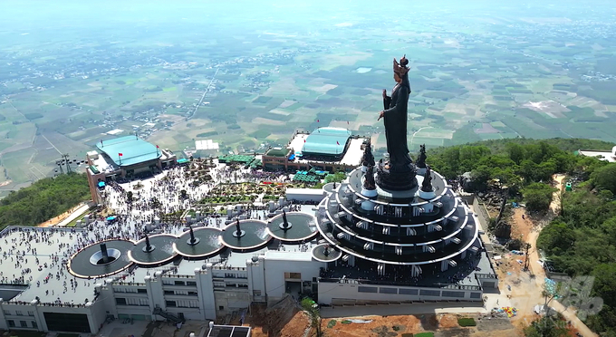 Tượng Phật Bà Tây Bổ Đà Sơn trên đỉnh núi Bà Đen Tây Ninh cao 72m, đúc từ 170 tấn đồng đỏ được xác lập kỷ lục 'Tượng Phật Bà bằng đồng cao nhất châu Á tọa lạc trên đỉnh núi' và 'Tượng Phật Bà bằng đồng cao nhất Việt Nam tọa lạc trên đỉnh núi'.
