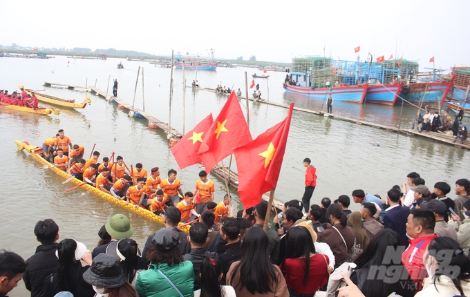 Vào ngày mùng 2 Tết Nguyên đán hàng năm, người dân xã Quảng Nham (Quảng Xương, Thanh Hóa) lại háo hức tham gia lễ hội đua thuyền trên sông Yên.