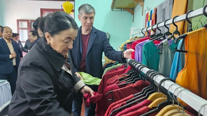 The Uzbekistan delegation expressed deep admiration for the craftsmanship of the artisans in the Nha Xa silk weaving village. Photo: Phuong Linh.