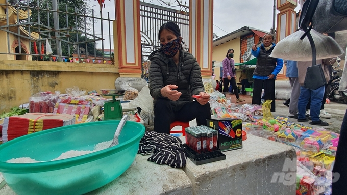 Theo lệ đầu năm, người đi chợ sẽ mua một chút muối mặn và một chiếc bật lửa để giữ sự mặn mà của cuộc sống gia đình, đồng thời giữ cho chiếc bếp trong nhà lúc nào cũng luôn đỏ lửa, đầm ấm, sung túc...