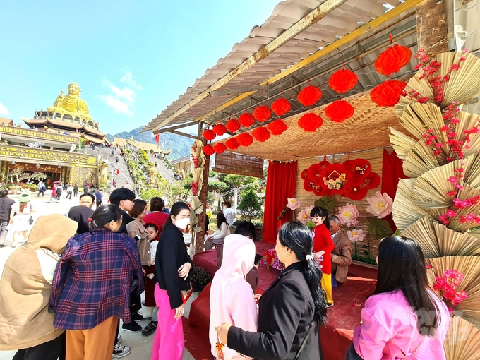 Không gian Tết xưa được nhiều ngôi chùa ở xứ Tuyên tái hiện lại để du khách trải nghiệm và chụp hình lưu niệm.