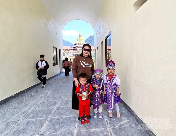 Những em bé người Mông cùng bố, mẹ xuống phố đi lễ chùa.