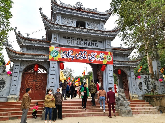 Chùa Hang thuộc thành phố Tuyên Quang là ngôi chùa linh thiêng được đông đảo du khách tìm về vãn cảnh, dâng hương. 
