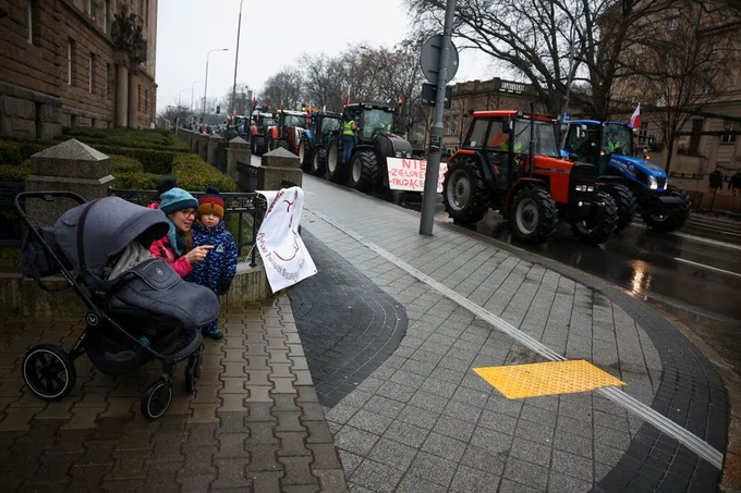 Hàng trăm máy kéo đã tiến vào thành phố Poznan, Ba Lan, làm tắc nghẽn giao thông. Ảnh: Reuters.