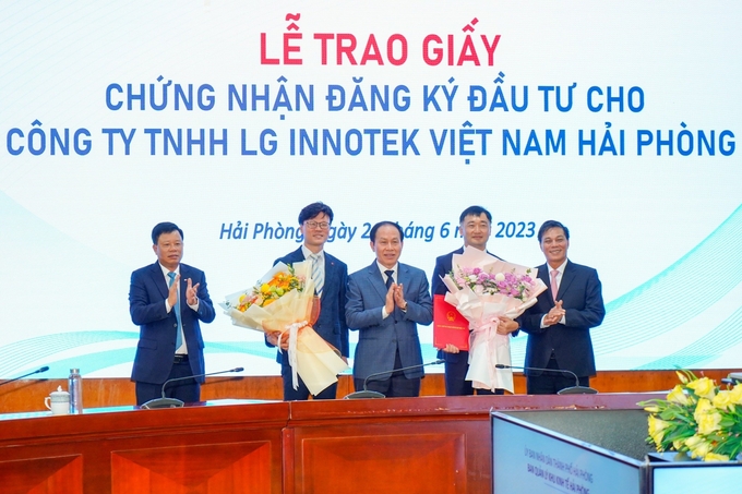 Lãnh đạo TP Hải Phòng trao giấy chứng nhận đăng ký đầu tư cho Công ty TNHH LG Innotek Việt Nam Hải Phòng. Ảnh: Phương Mai.