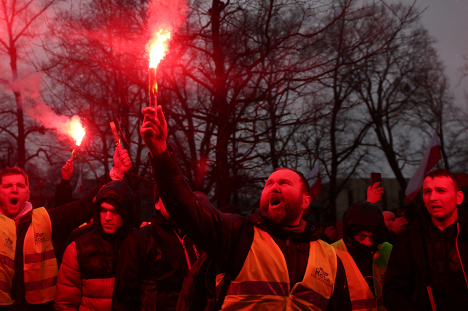 Nông dân đốt pháo sáng trong cuộc biểu tình ở thành phố Poznan, Ba Lan. Ảnh: Reuters. 
