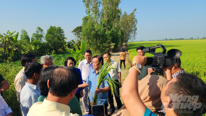 Bộ trưởng Bộ NN-PTNT Lê Minh Hoan đề nghị tỉnh An Giang trước mắt sẽ thí điểm hợp nhất các trạm nông nghiệp cấp huyện để gắn các hoạt động hỗ trợ nông nghiệp với hỗ trợ cộng đồng, xây dựng nông thôn mới. Ảnh: Lê Hoàng Vũ.