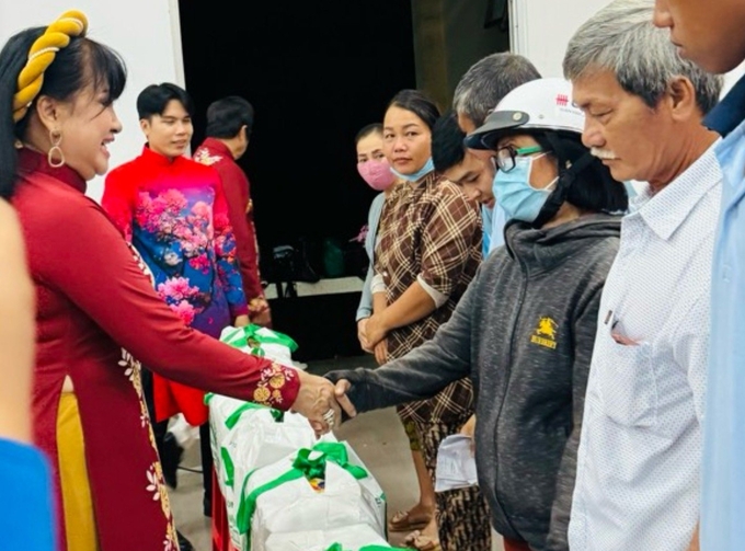 Doanh nhân ca sĩ Bích Thủy (bên trái), Tổng Giám đốc Tập đoàn An Nông trao tặng quà Tết cho bà con nông dân có hoàn cảnh khó khăn nhân dịp Tết Giáp Thìn. Ảnh: TL.