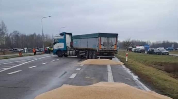 Xe tải chở ngũ cốc Ukraine sau đó phải quay đầu về nước. Ảnh: Pravda.