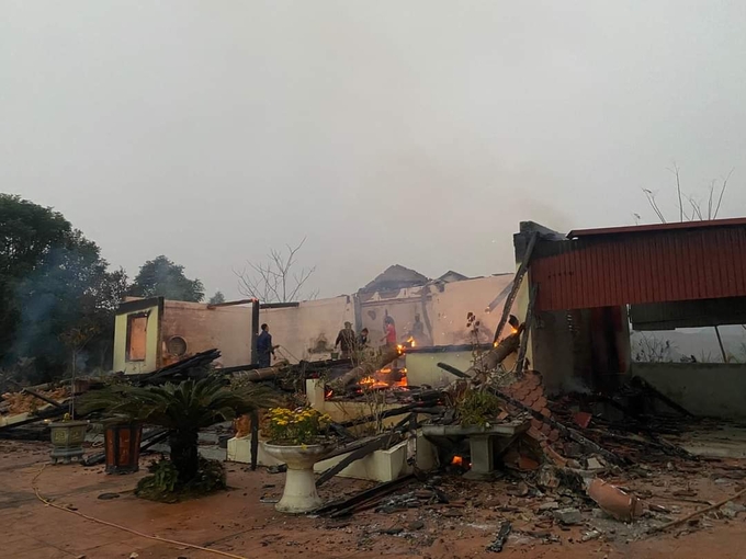 Hình ảnh ngôi đền ở tỉnh Yên Bái bị lửa thiêu rụi trong sáng 13/2 (tức mùng 4 tháng Giêng).