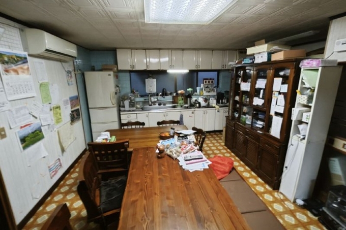Bên trong nhà của ông bà Iwane không quá rộng rãi nhưng gọn gàng, ấm cúng. Trong ảnh là không gian bếp và bàn ăn của gia đình. Ảnh: Tùng Đinh.